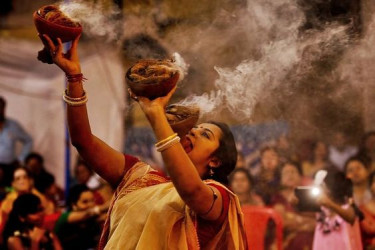 "Durga Pujo in Kolkata: A Cultural Extravaganza of Divine Devotion"