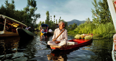 Why is Dal Lake so famous?